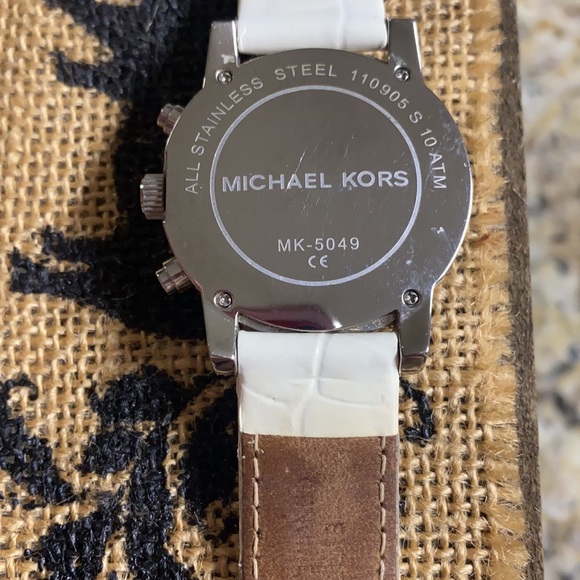 MICHAEL KORS Water Resistant Chronograph Watch w/New Battery - Picture 7 of 10